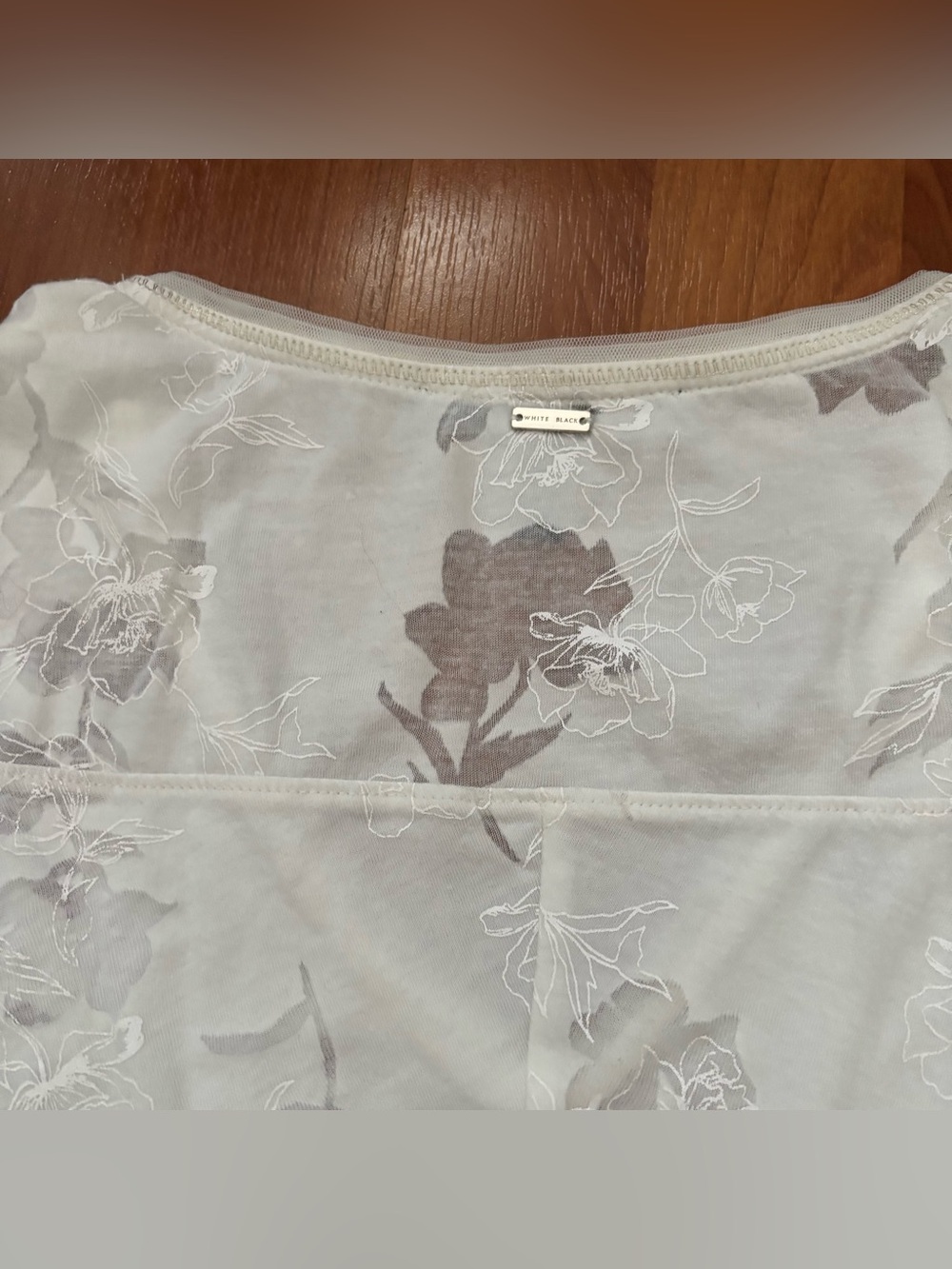 Women’s White House Black Market white floral blouse Size XS - Picture 5 of 5